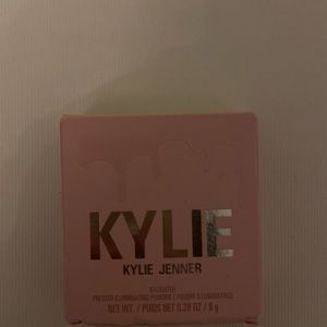 Kylie Jenner highlighter